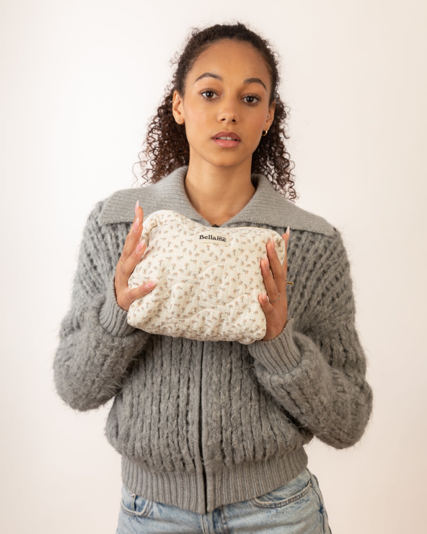 Trousse La botanique tenue par une femme sur fond blanc