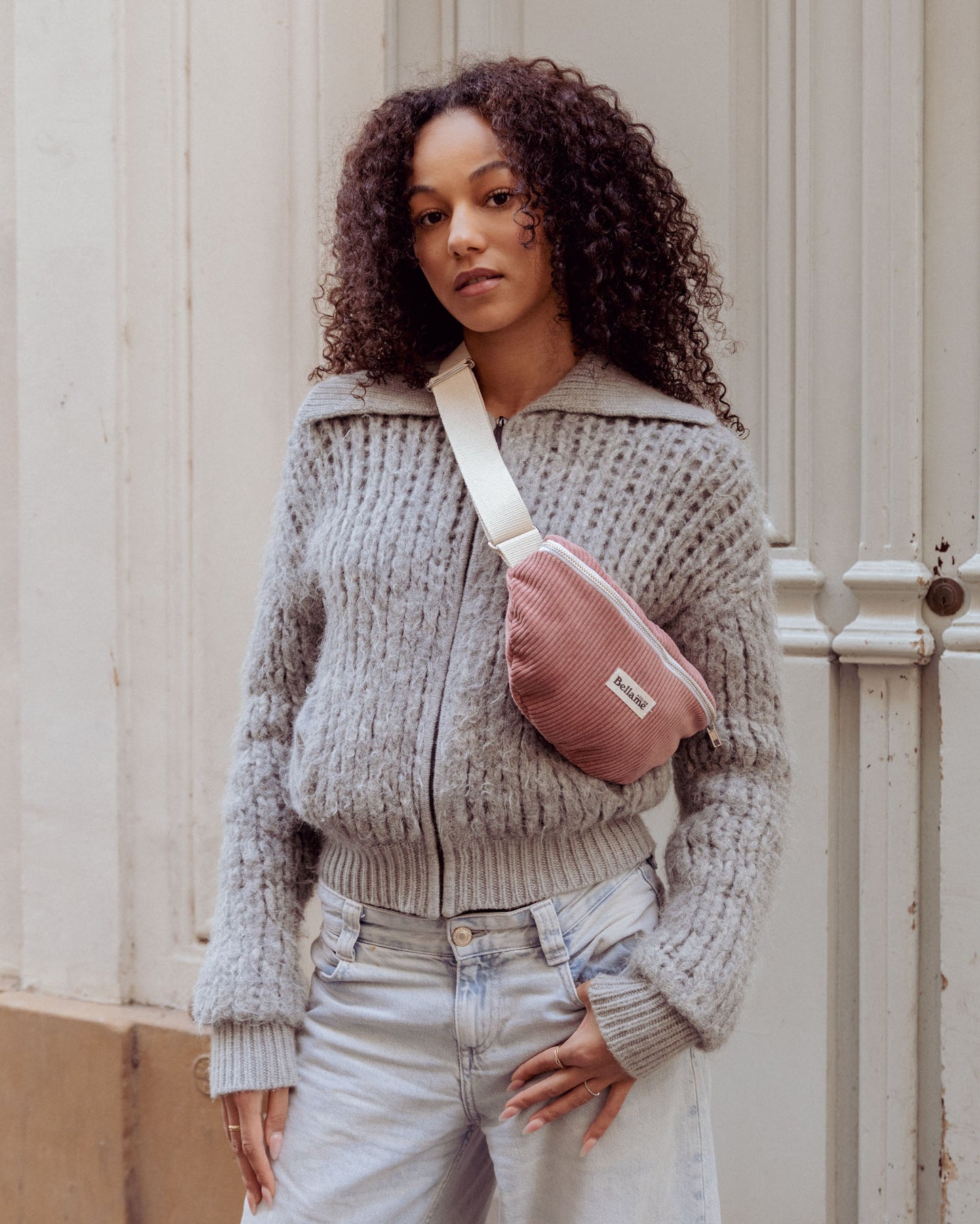 Sac Banane couleur rose clair (La Rosée) portée par une femme en extèrieur