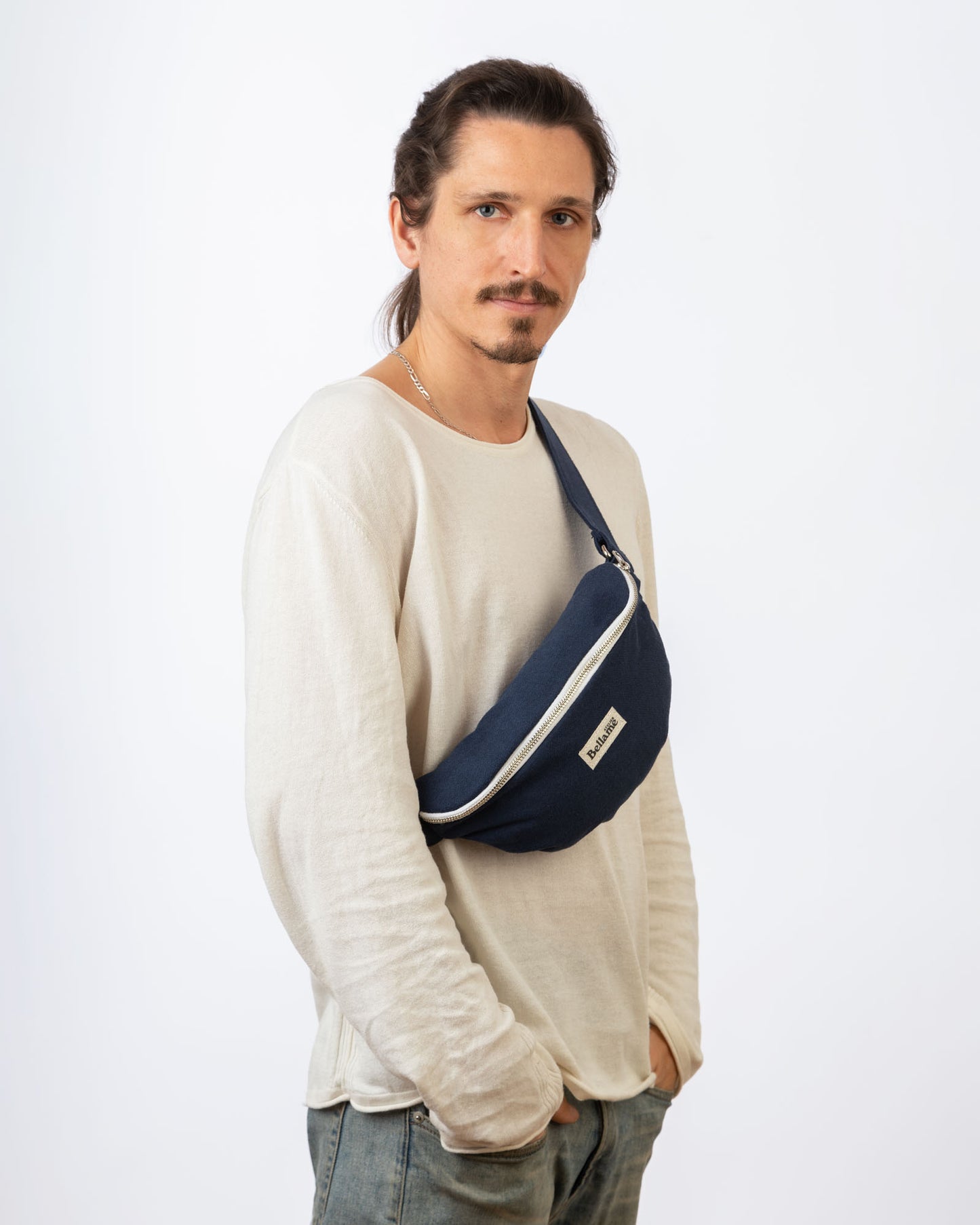 Sac Banane couleur marine portée
