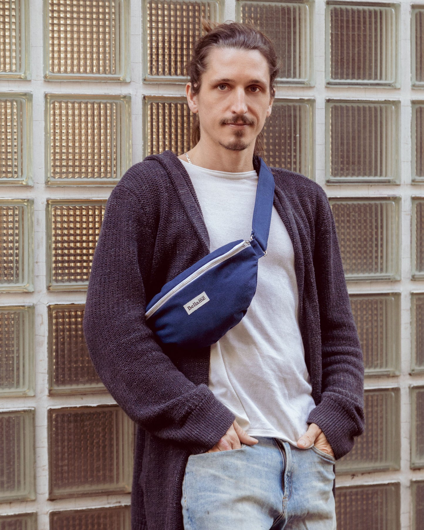 Sac Banane couleur marine portée en extèrieur