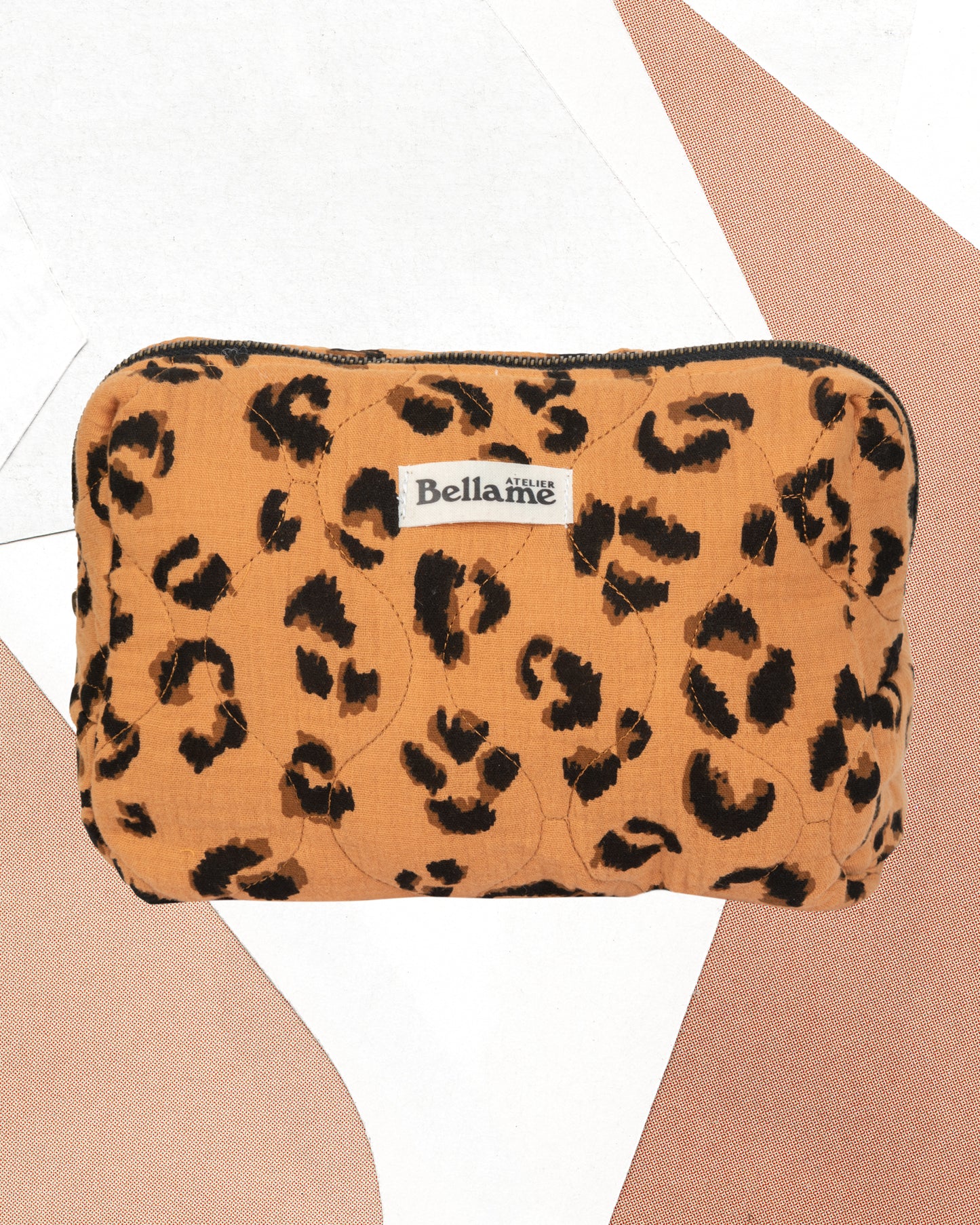 Trousse La Féline couleur marron clair avec motifs léopard packshot