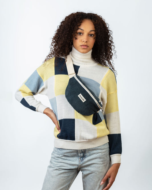 Sac Banane couleur bleu foncé (L'Astrale) portée par une femme sur fond blanc