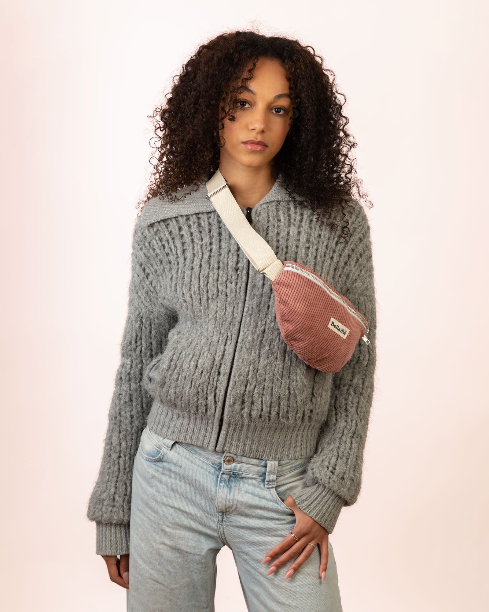 Sac Banane couleur rose clair (La Rosée) portée par une femme sur fond blanc