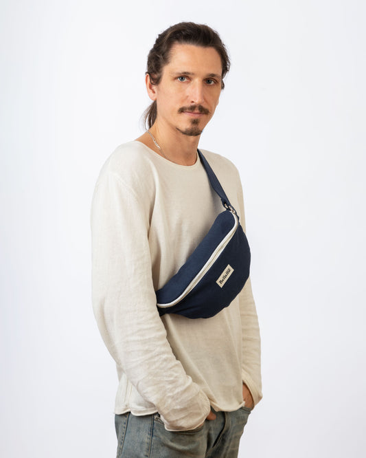 Sac Banane couleur marine portée