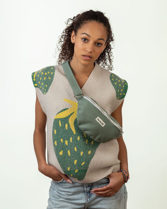 Sac Banane couleur sauge portée