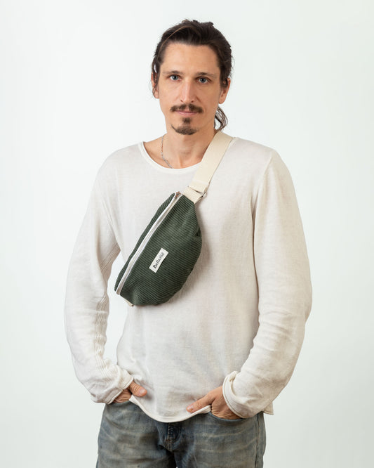 Sac Banane sauvage couleur vert kaki  portée
