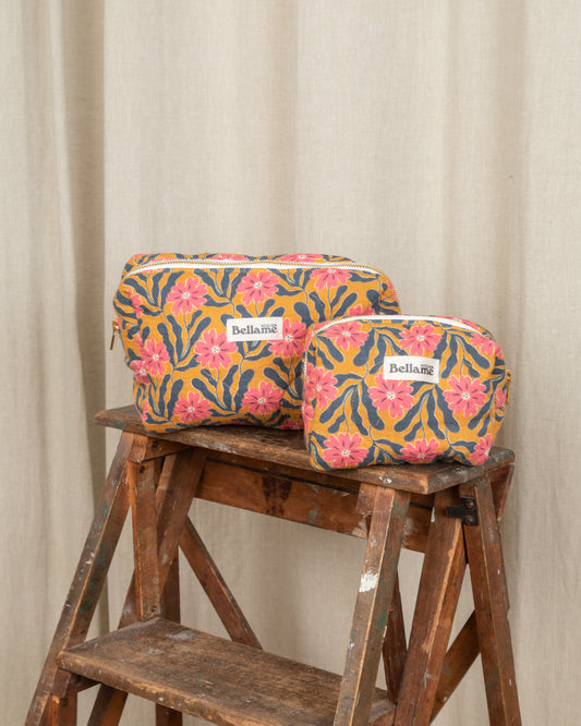Deux trousses La printanière posées sur un tabouret - une grande et une petite (motifs floraux)