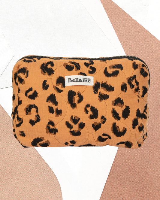Trousse La Féline couleur marron clair avec motifs léopard packshot